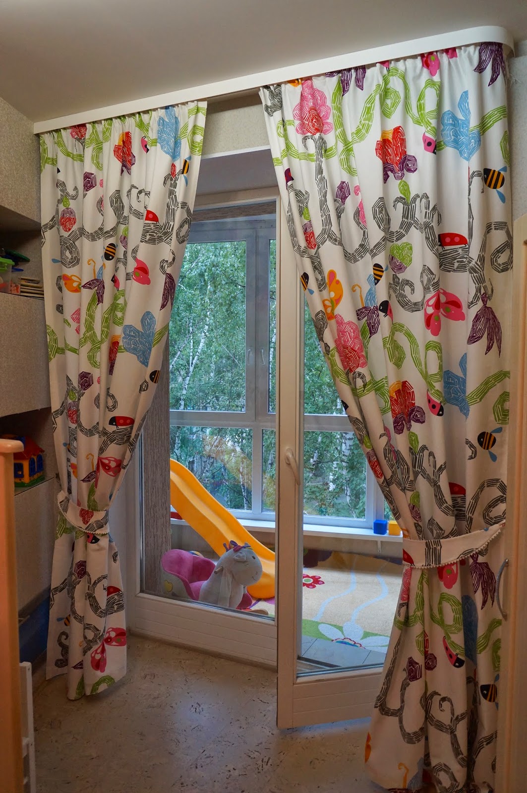 Яркие шторы для детской: добавьте цвет и радость в интерьер